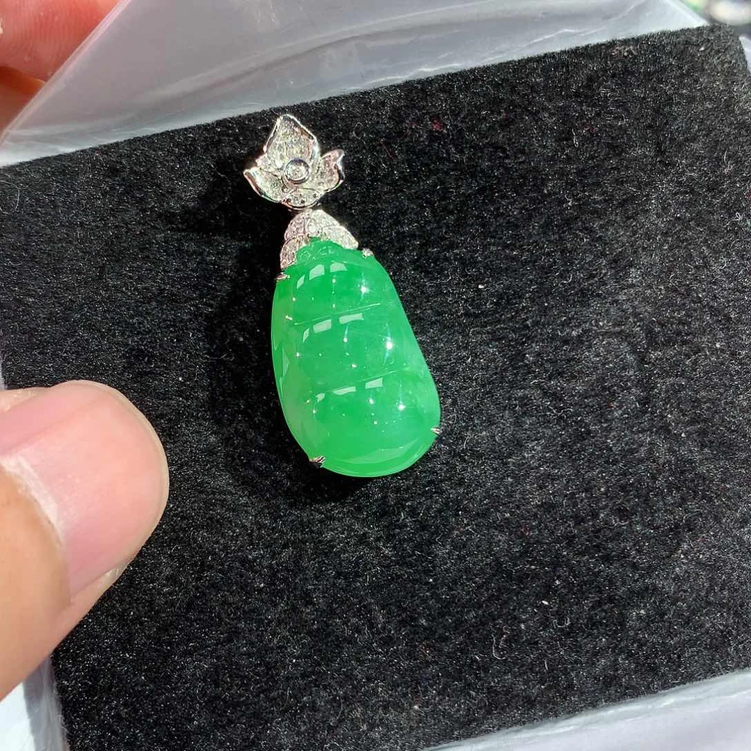 翡翠吊坠(赠链)18K金镶嵌