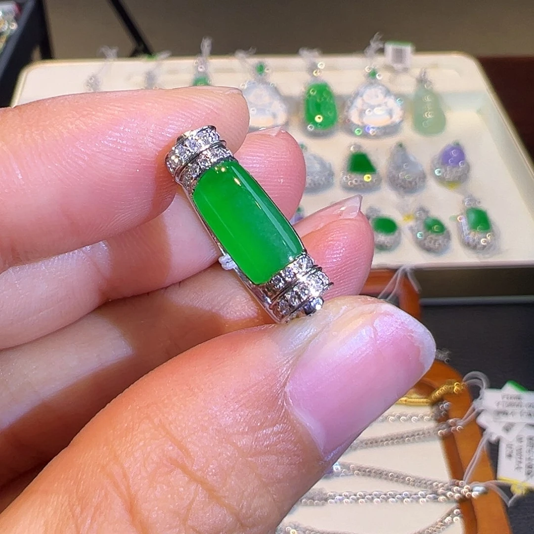 翡翠18K金镶嵌戒指