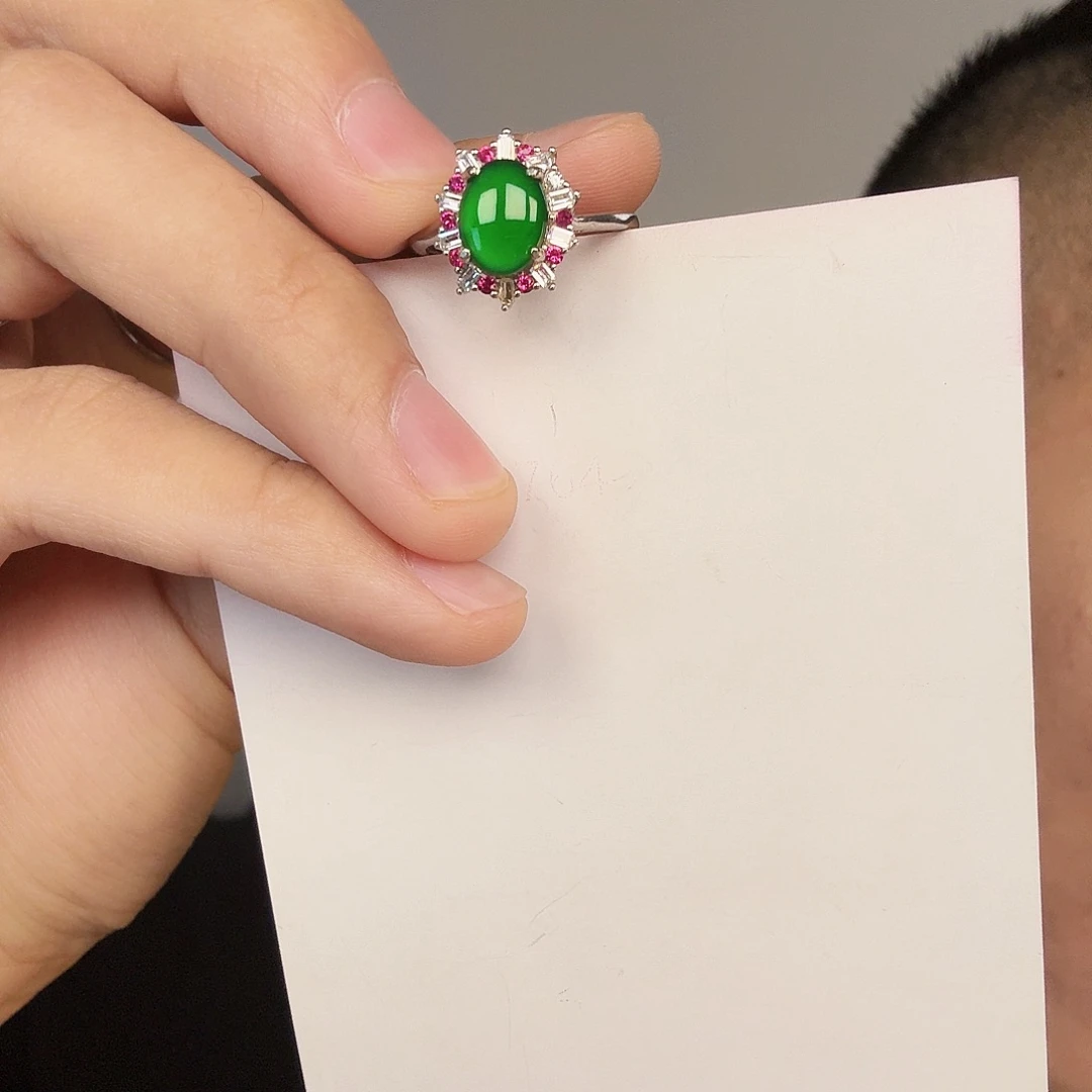 翡翠未镶嵌颈饰一件