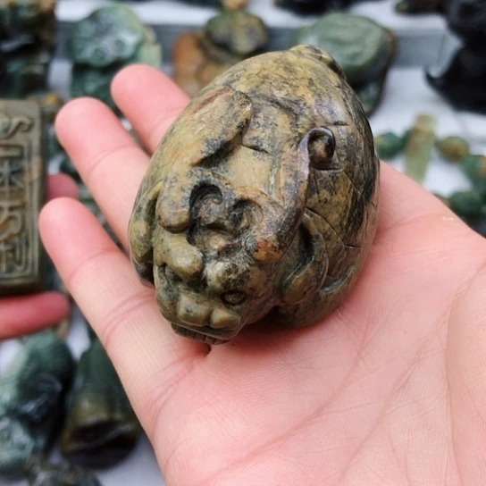 未镶嵌岫岩河磨玉（透闪石质玉）把件