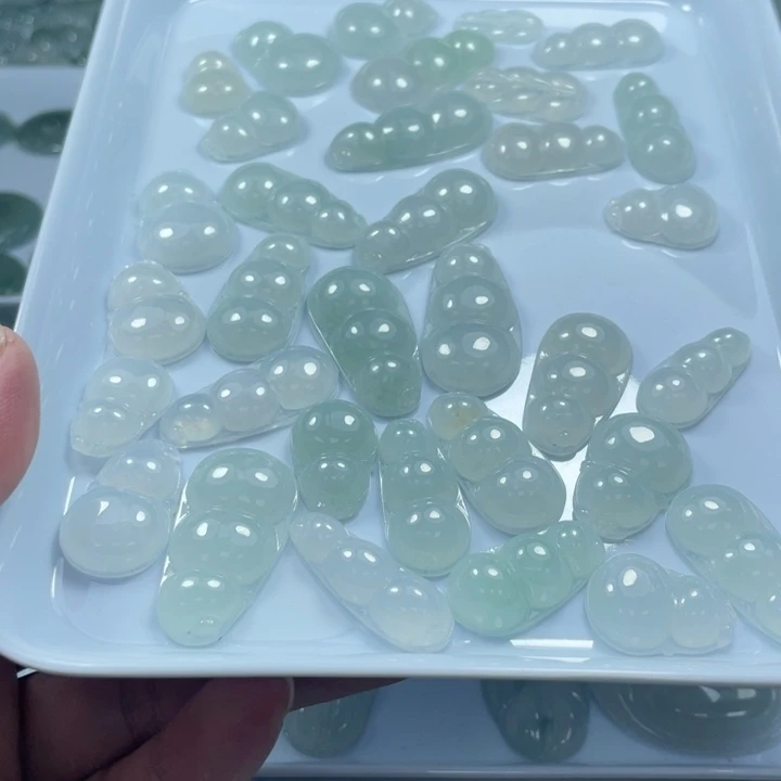 翡翠未镶嵌颈饰一件