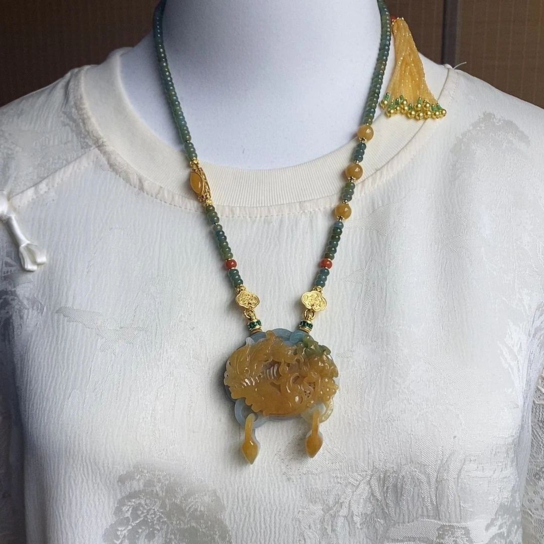 翡翠未镶嵌吊坠(赠链)