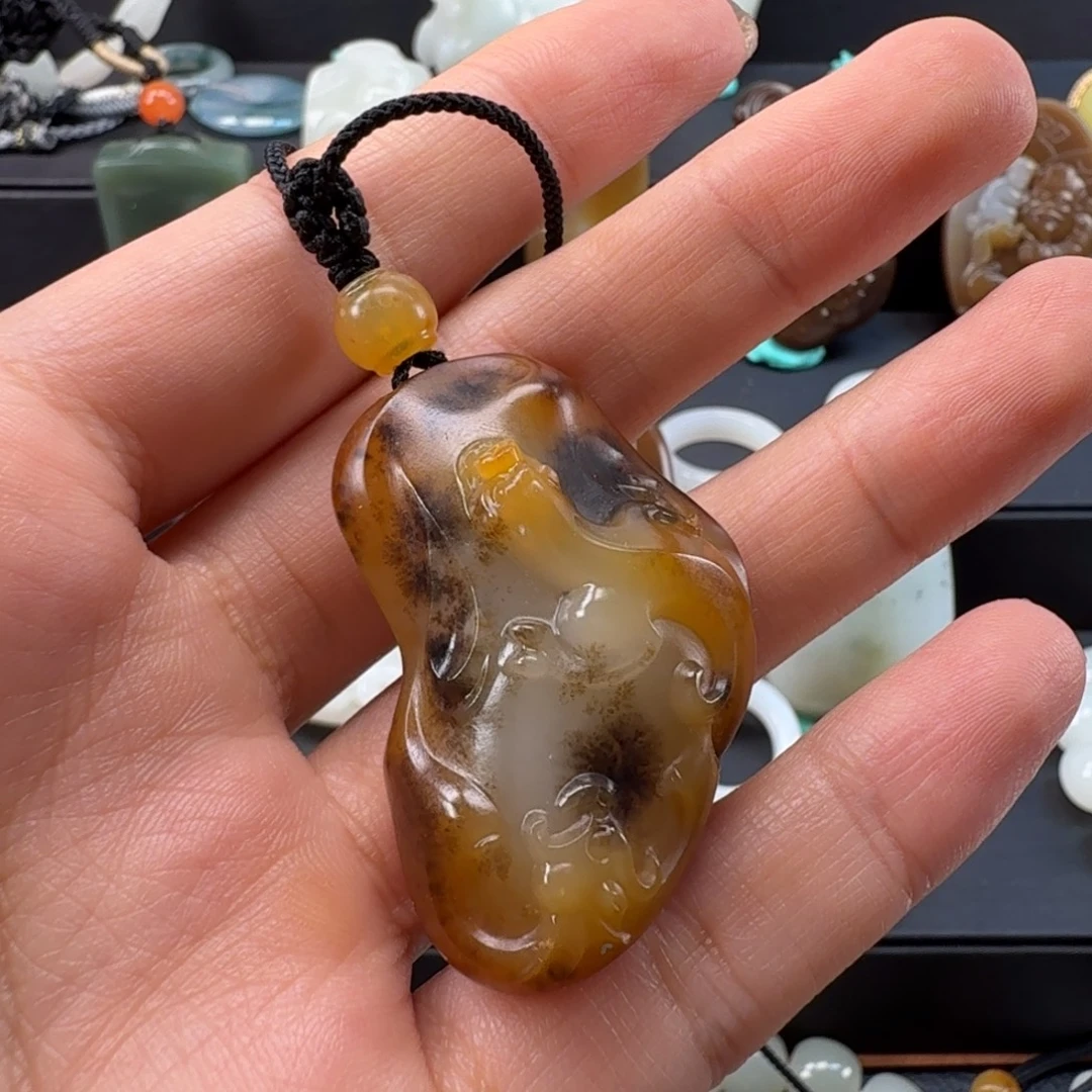 知***衡和田玉未镶嵌颈饰