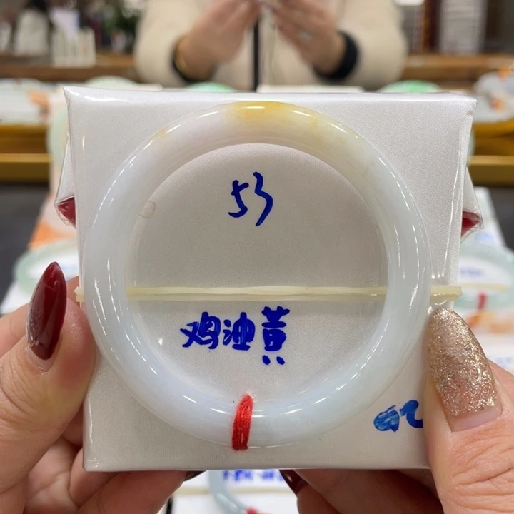 翡翠手镯未镶嵌翡翠