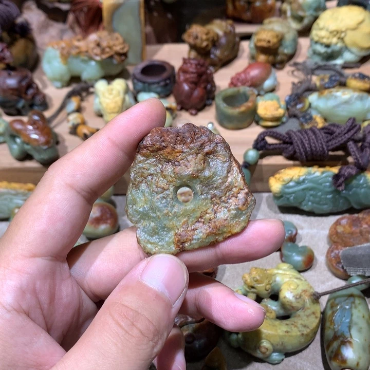 未镶嵌岫岩河磨玉（透闪石质玉）挂件