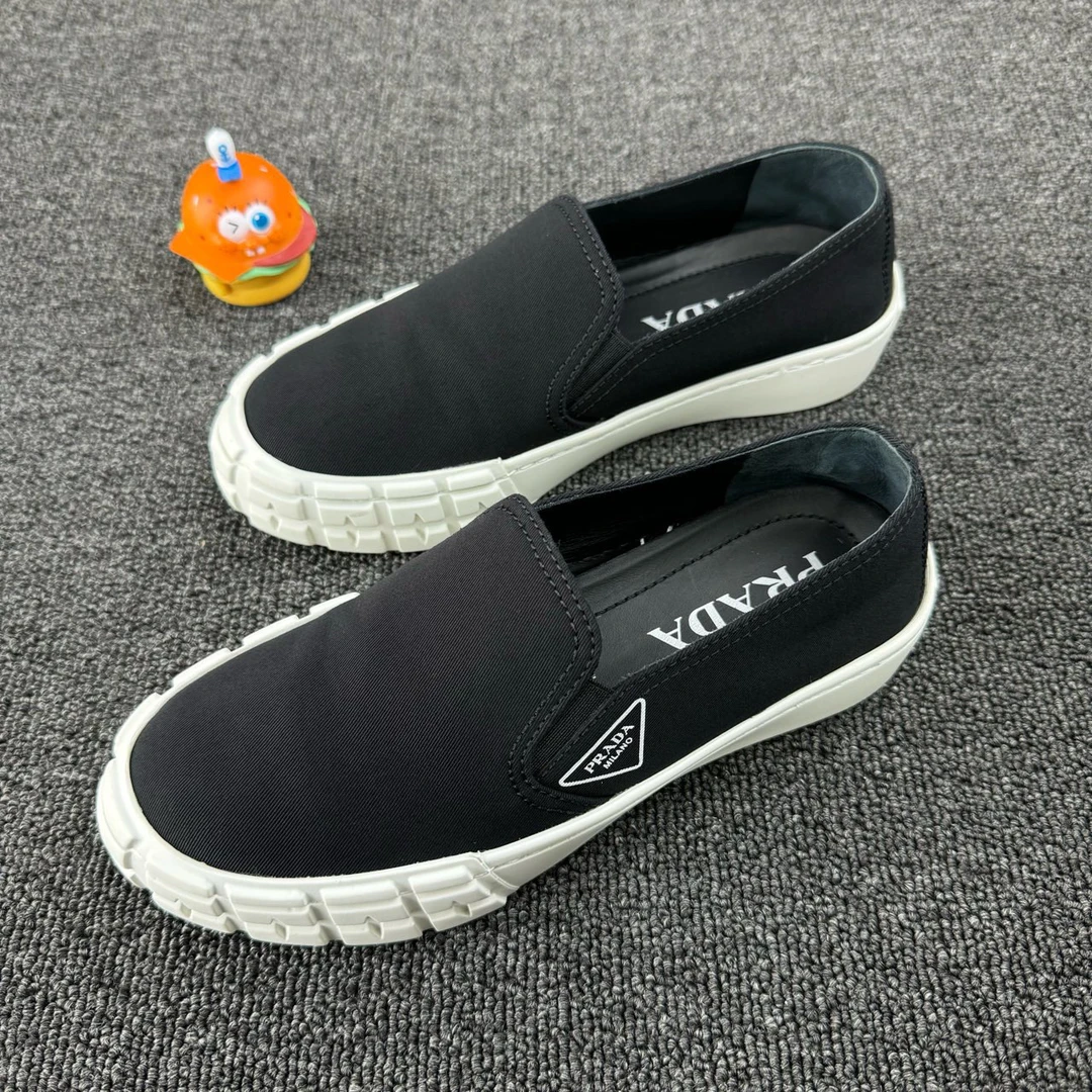 99新 Prada/普拉达 款式：Prada普拉达黑色板鞋 尺码：36 HB883
