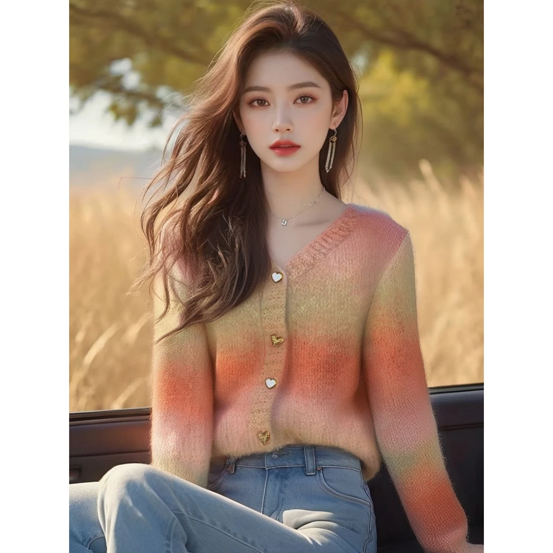 渐变粉色V领开衫短款毛衣秋冬女新款高级感爱心扣针织衫外套