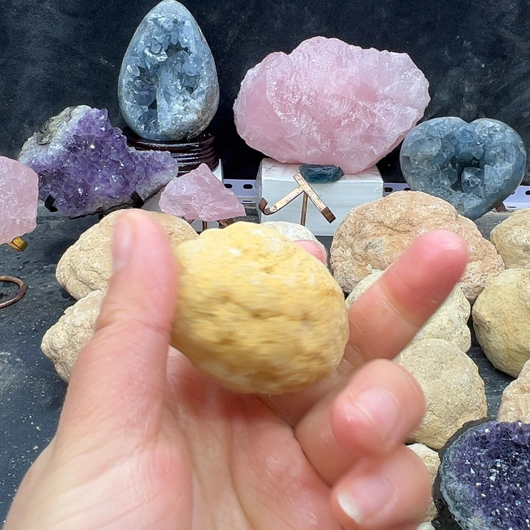 乐***奶石材漂亮的晶洞摆件