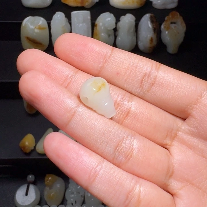 这***姐颈饰未镶嵌和田玉