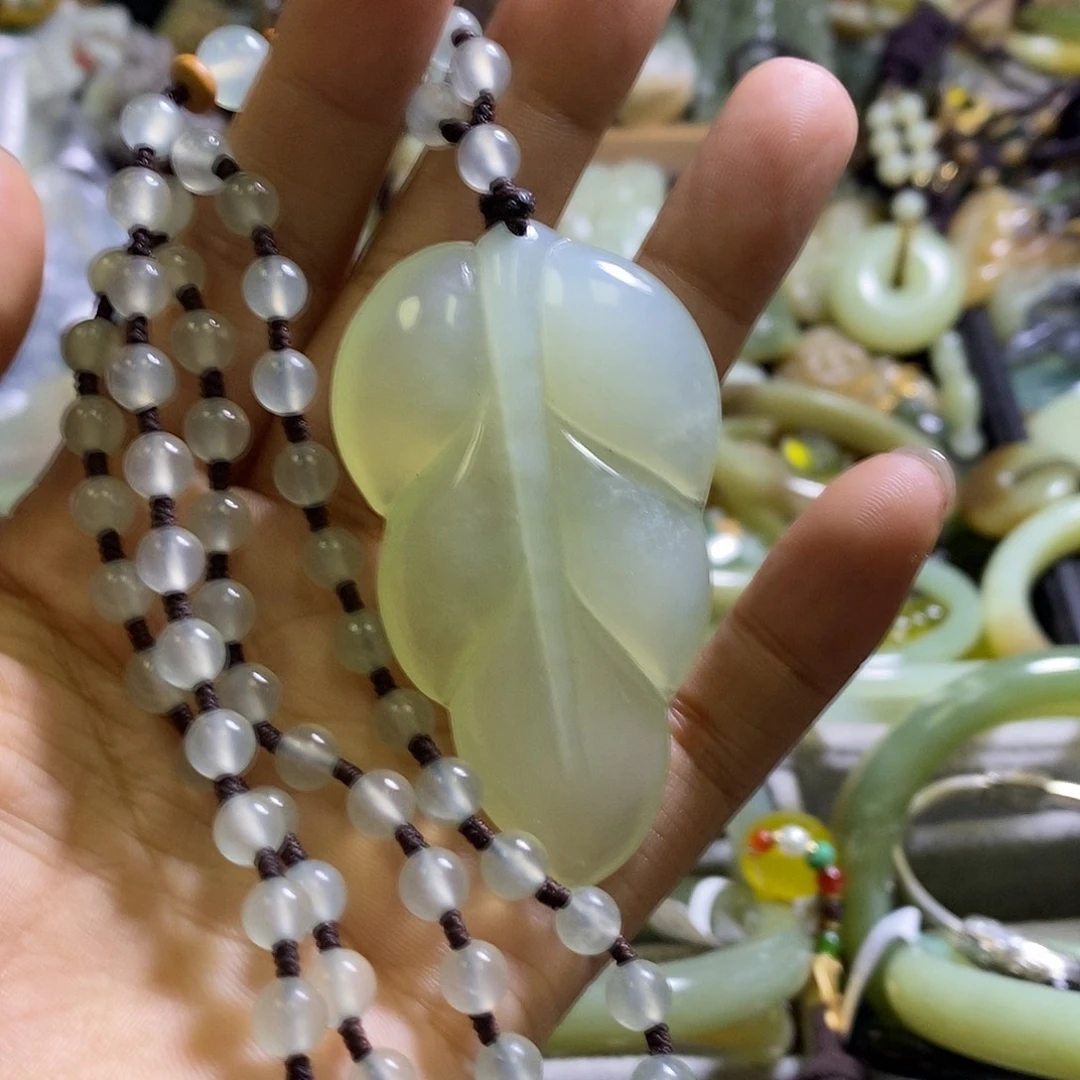 未镶嵌岫玉颈饰一个