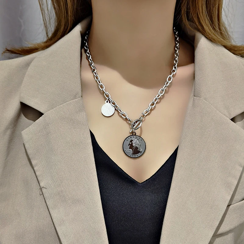 钛钢硅胶项链 公爵女王头像吊坠潮酷情侣项链原宿圆牌毛衣链个性