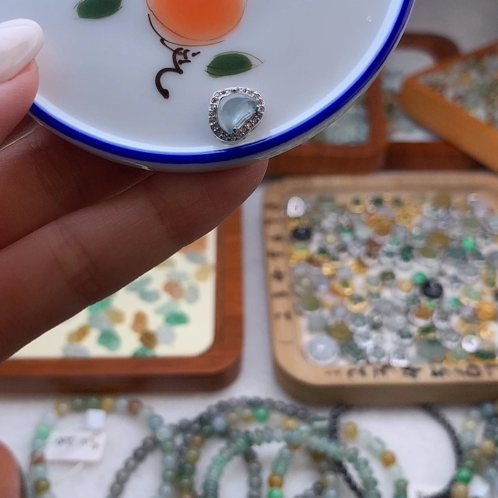 翡翠未镶嵌颈饰月亮潘潘