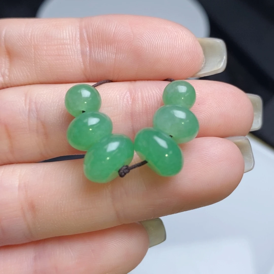 翡翠裸石小鼓珠一首