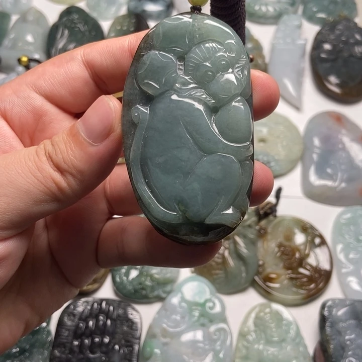 翡翠未镶嵌颈饰猴子62