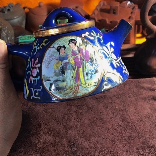 紫砂茶壶原矿泥料手工制作的紫砂壶。