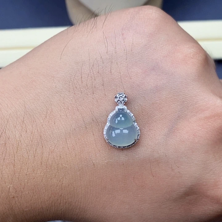 翡翠18K金镶嵌吊坠(赠链)葫芦