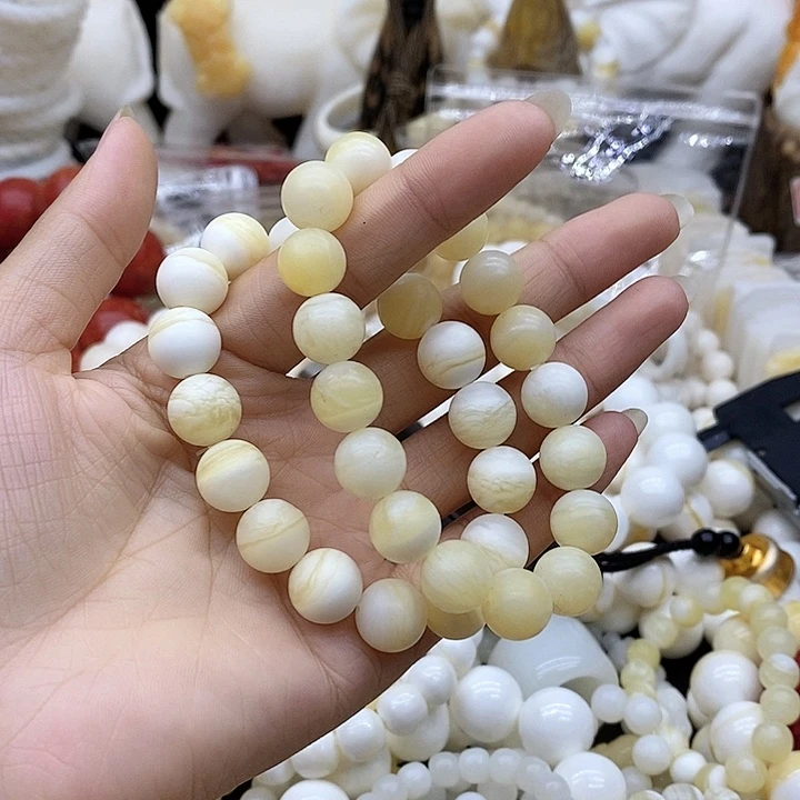 雪*春珠子的颜色是红色的