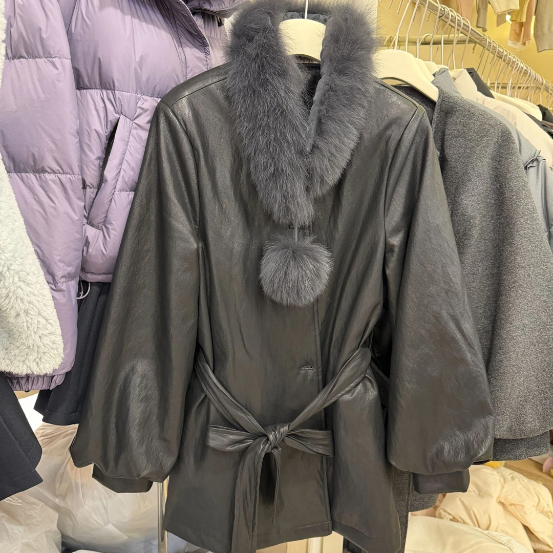 羽绒内胆皮衣外套女欧洲站2025年冬季新款狐狸毛领收腰中长款风衣