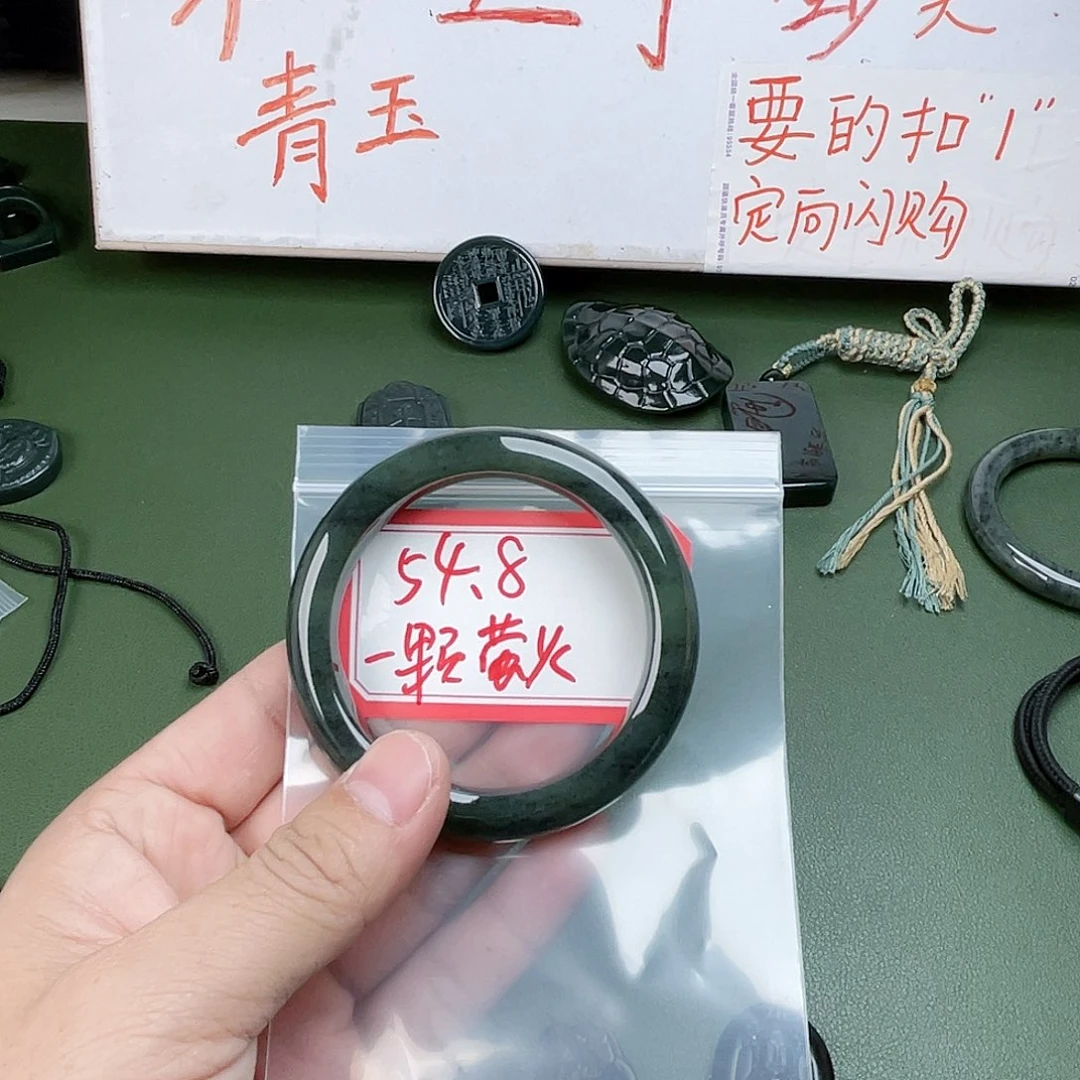 一****和田玉未镶嵌手镯