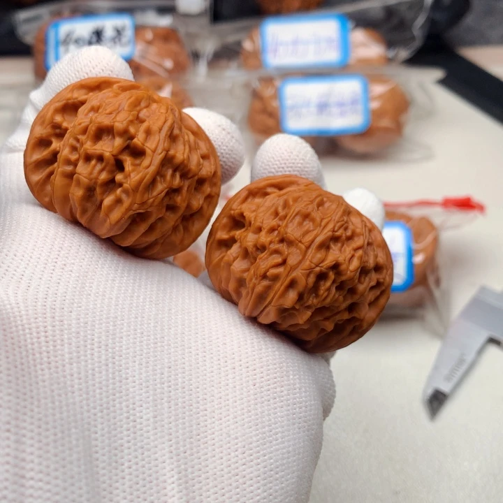 罗***博文玩核桃吊坠磨盘