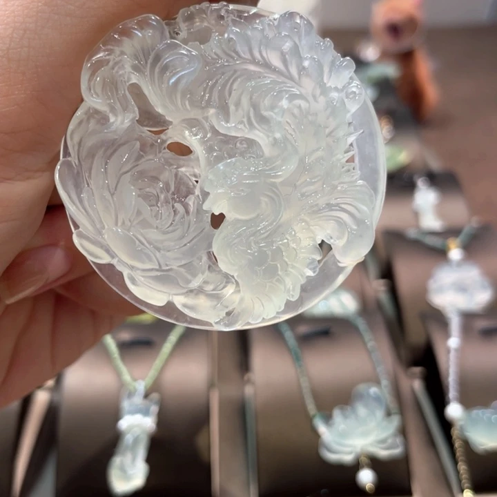 晶***宝未镶嵌蛇纹石玉颈饰