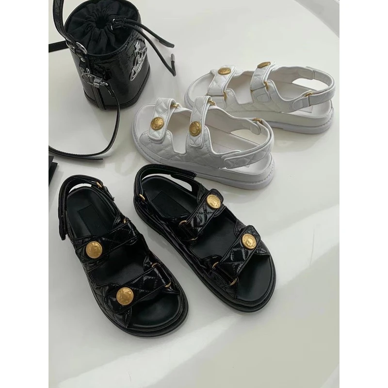 【香港DcSU专柜国际女鞋馆】欧洲站2025夏季新网红款露趾金属扣皮休