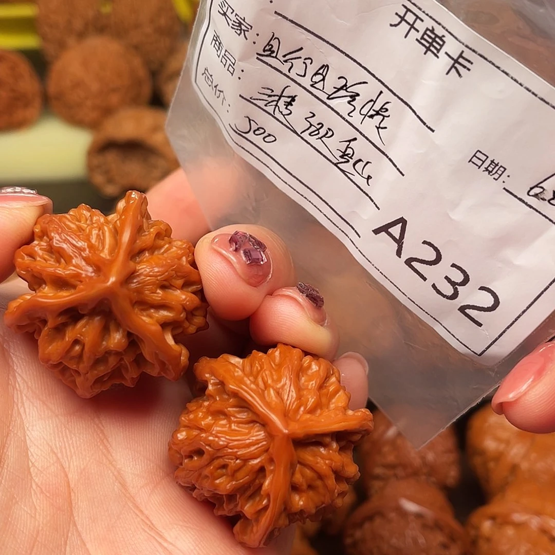 且***…文玩核桃吊坠三棱