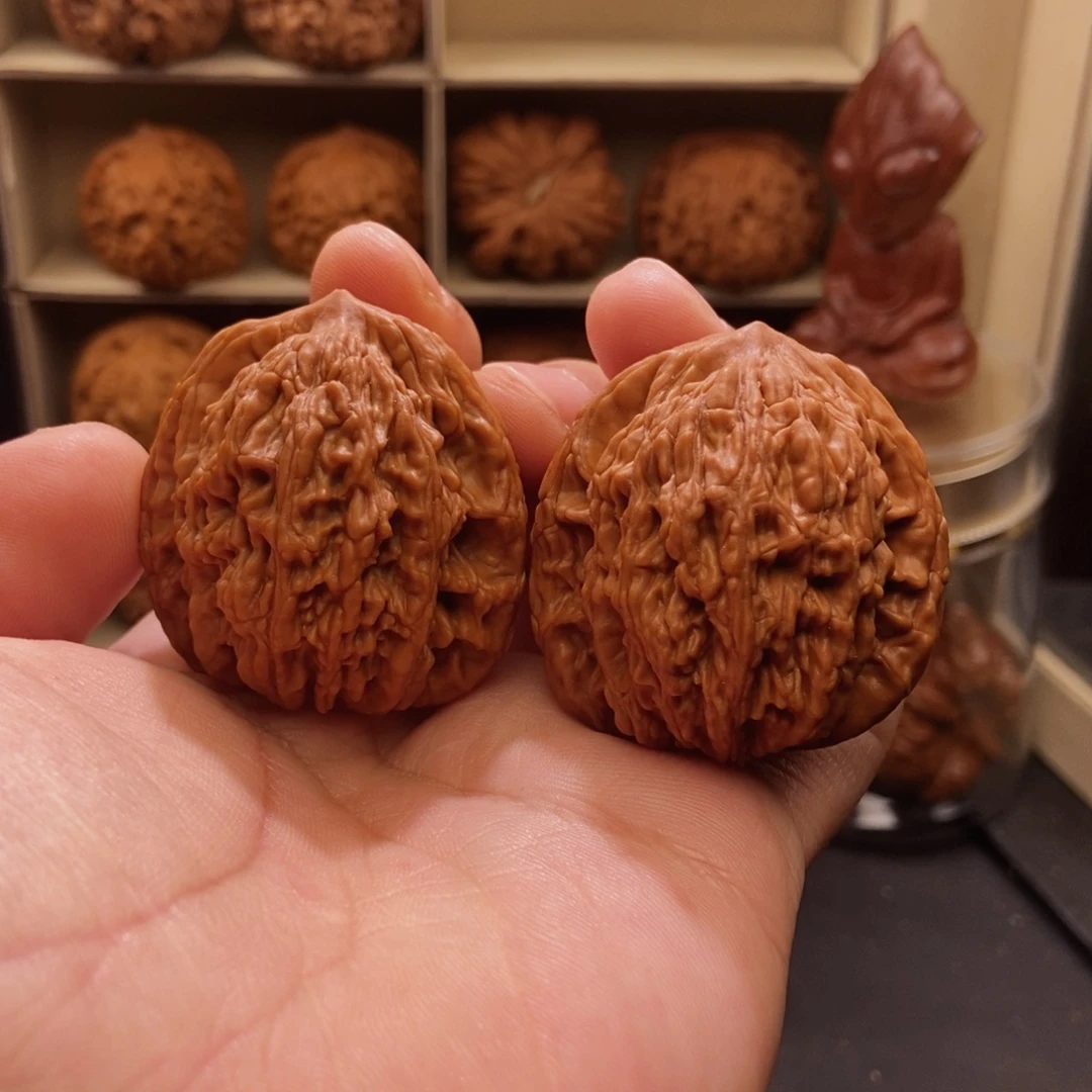 文玩核桃吊坠老树红皮麦虎40