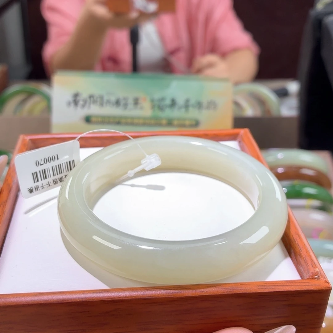 和田玉手镯未镶嵌30。 56/57