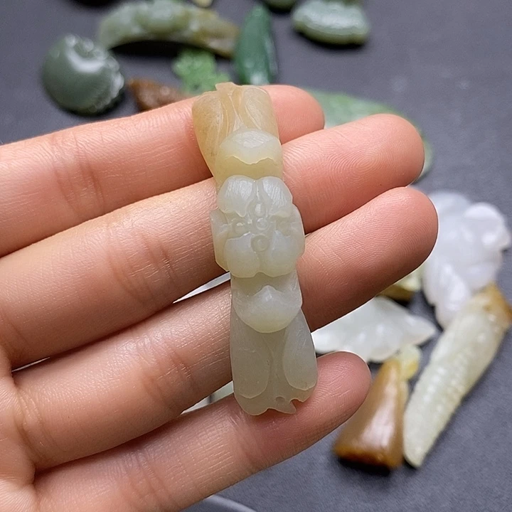 颈饰未镶嵌和田玉回*