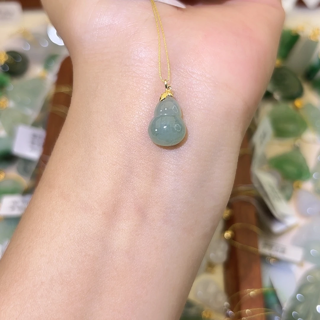 翡翠18K金镶嵌颈饰葫芦