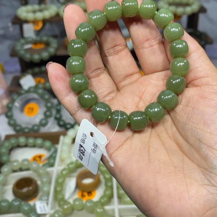 容***姐和田玉未镶嵌手串