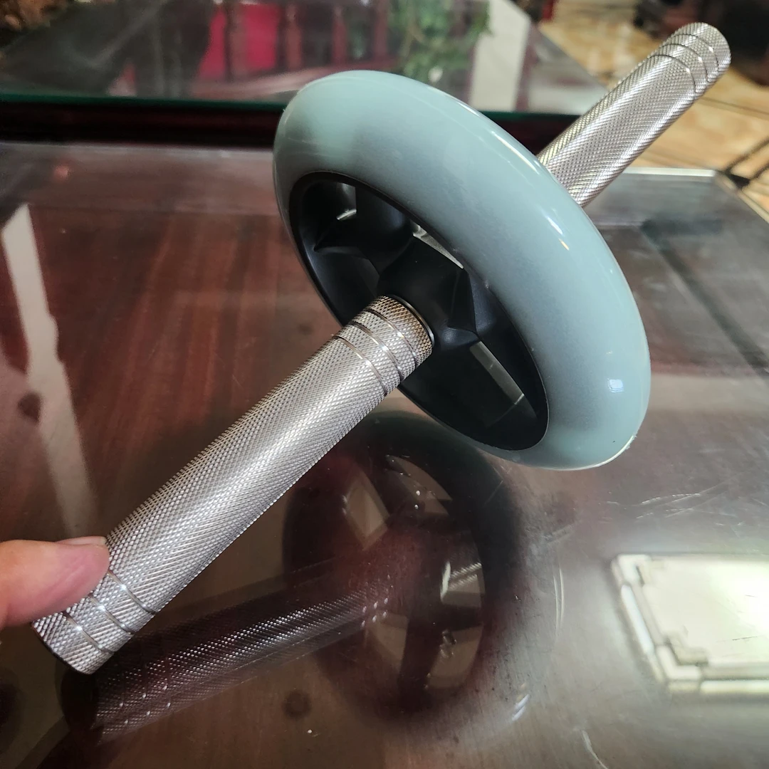 健腹轮直径15厘米,不锈钢手柄单边长度13厘米,粗24厘米。