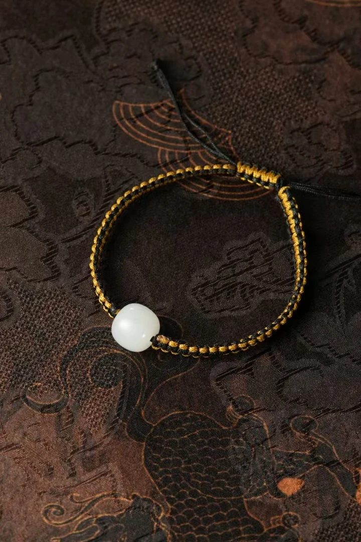 新疆和田玉籽料手串一枚