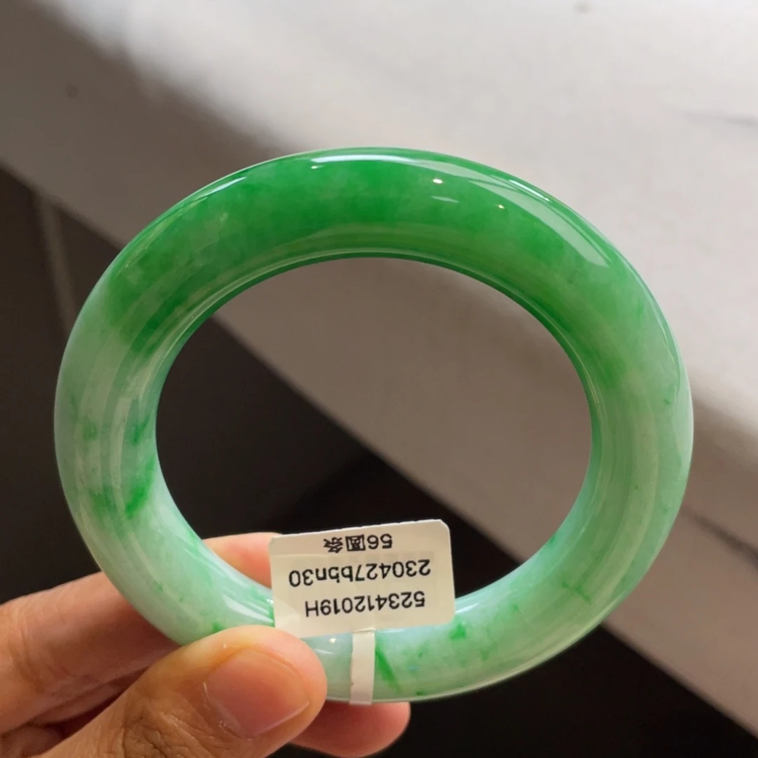 翡翠未镶嵌手镯半山水阳绿胖圆条