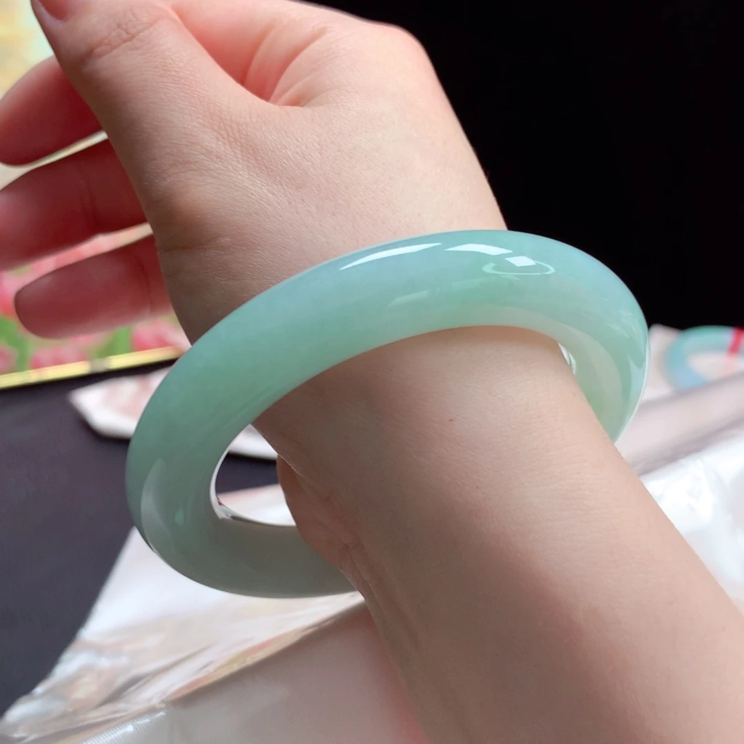 翡翠手镯（圆镯）未镶嵌4葡萄肉