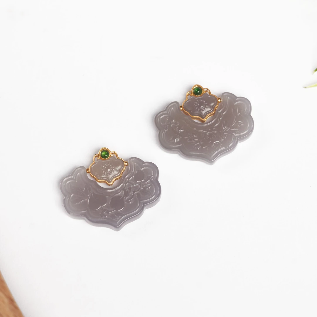 【玉总珠宝】18k和田玉烟紫锁吊坠 多样性 发一CAN820766