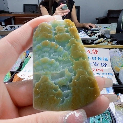 翡翠未镶嵌颈饰一个