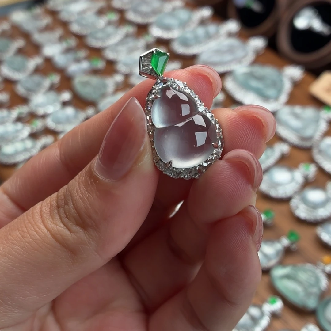 翡翠18K金镶嵌颈饰葫芦