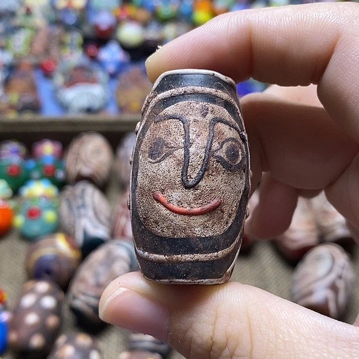 颈饰琉璃黑色人面桶珠073