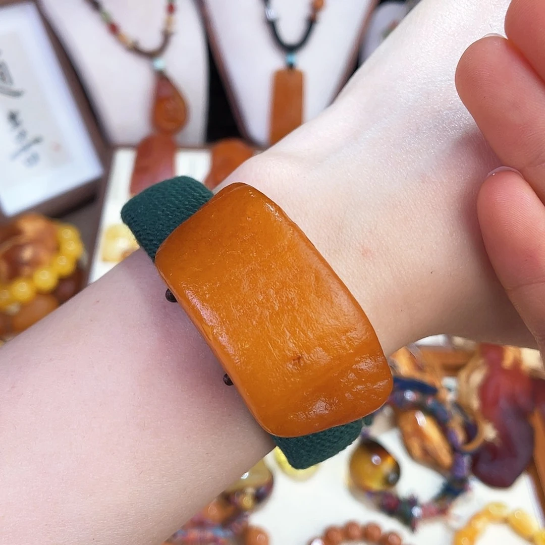 未镶嵌琥珀珠宝奇石。