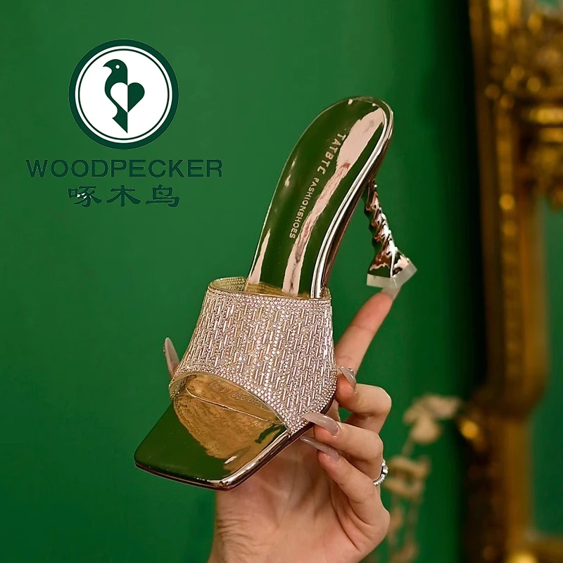 啄木鸟时尚一字拖鞋女夏季2025年新款外穿螺旋细跟气质高跟凉拖鞋