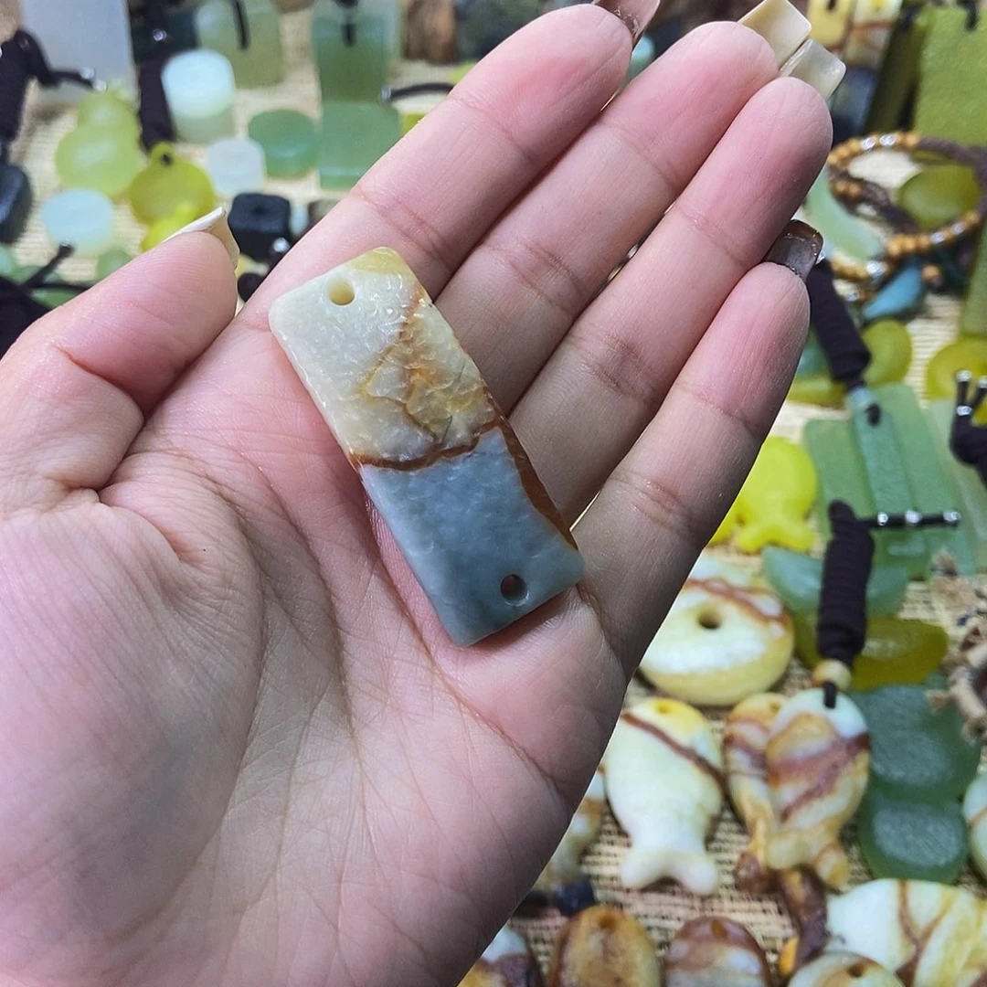 未镶嵌蛇纹石玉挂件?**?