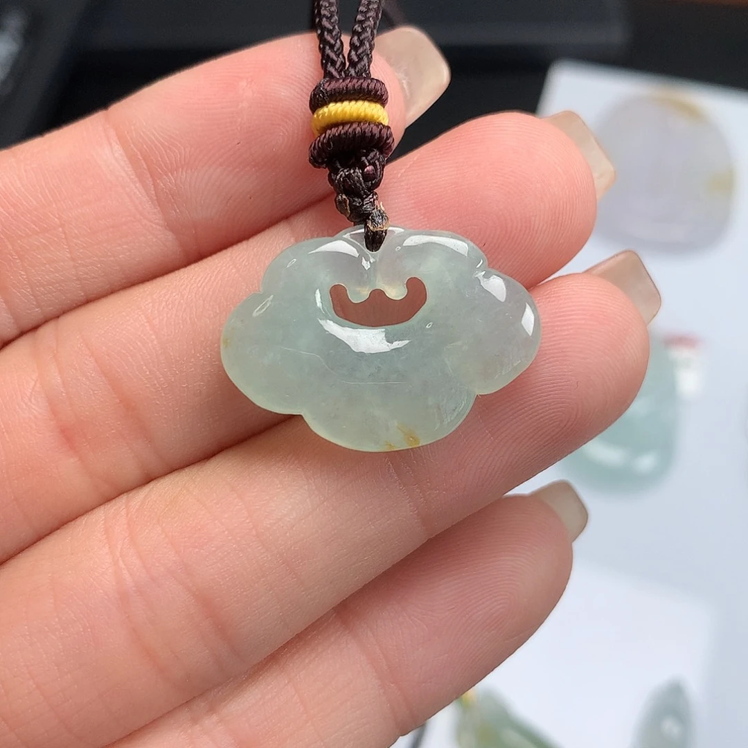 小***萌翡翠未镶嵌颈饰如意锁