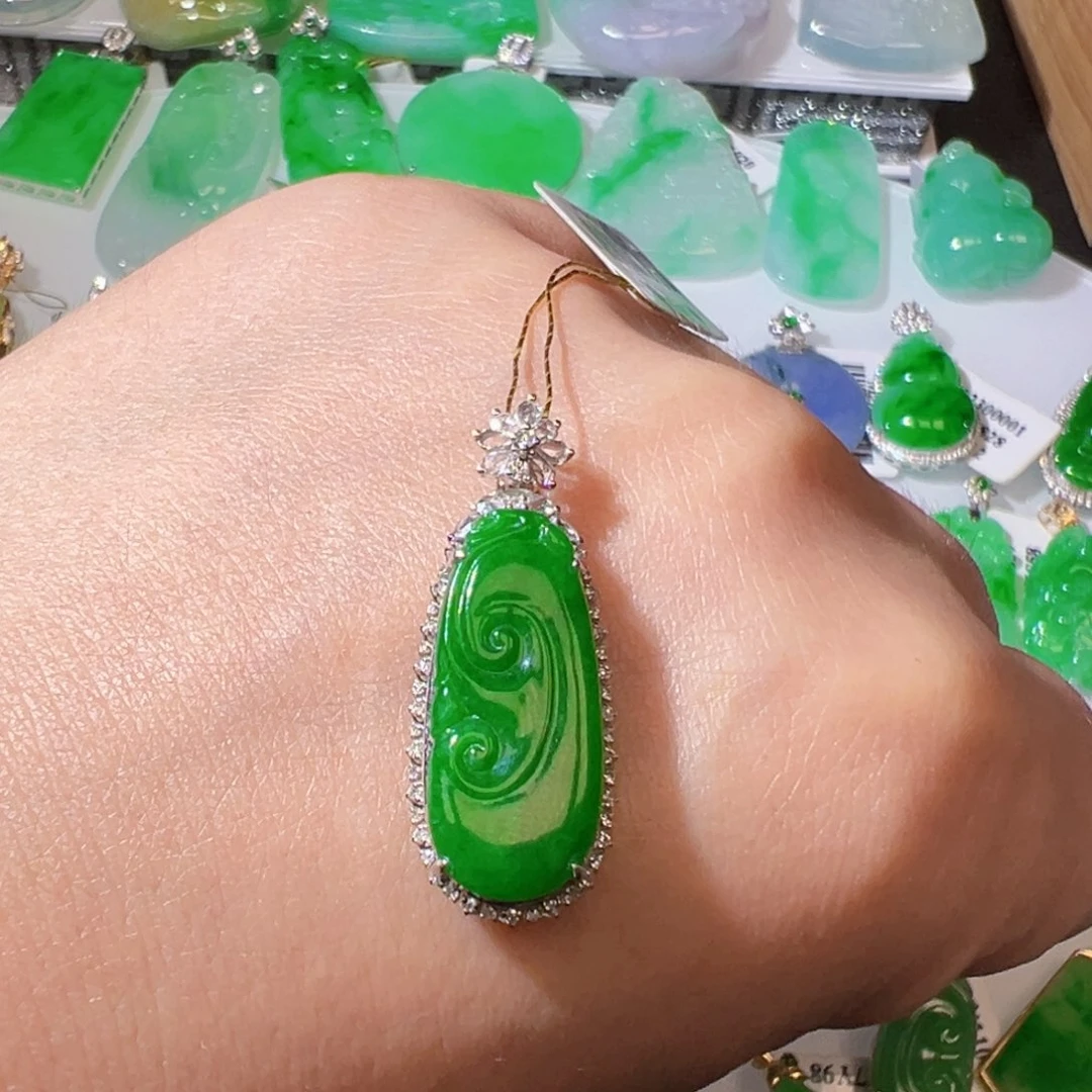 翡翠挂件18K金镶嵌