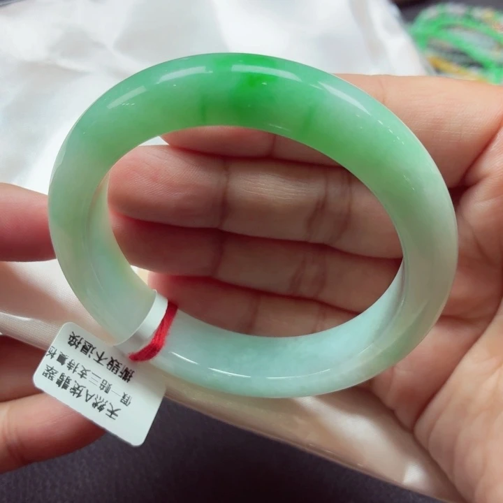 翡翠未镶嵌手镯天然缅甸A货翡翠（高货微瑕）