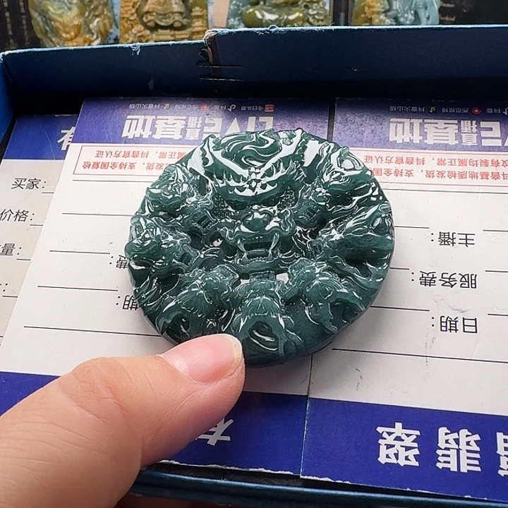 翡翠未镶嵌颈饰九龙