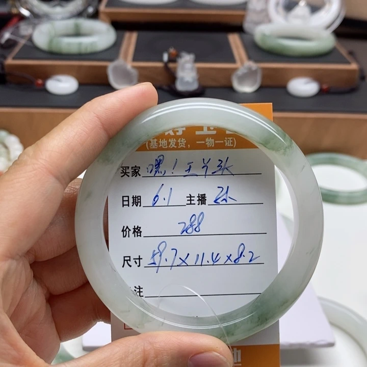 石英质玉手镯未镶嵌嘿****?