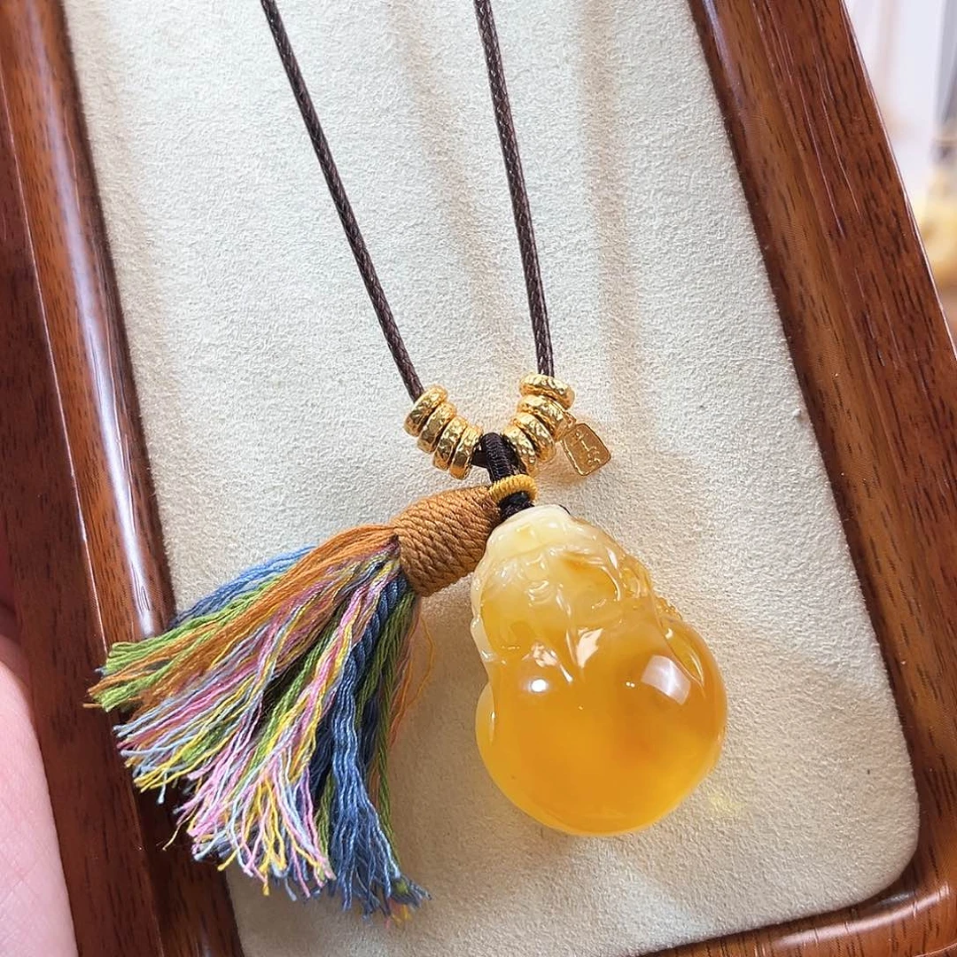 未镶嵌颈饰琥珀金溶洞奶白蜜蜡翘屁股胖貔貅设计款项链吊坠