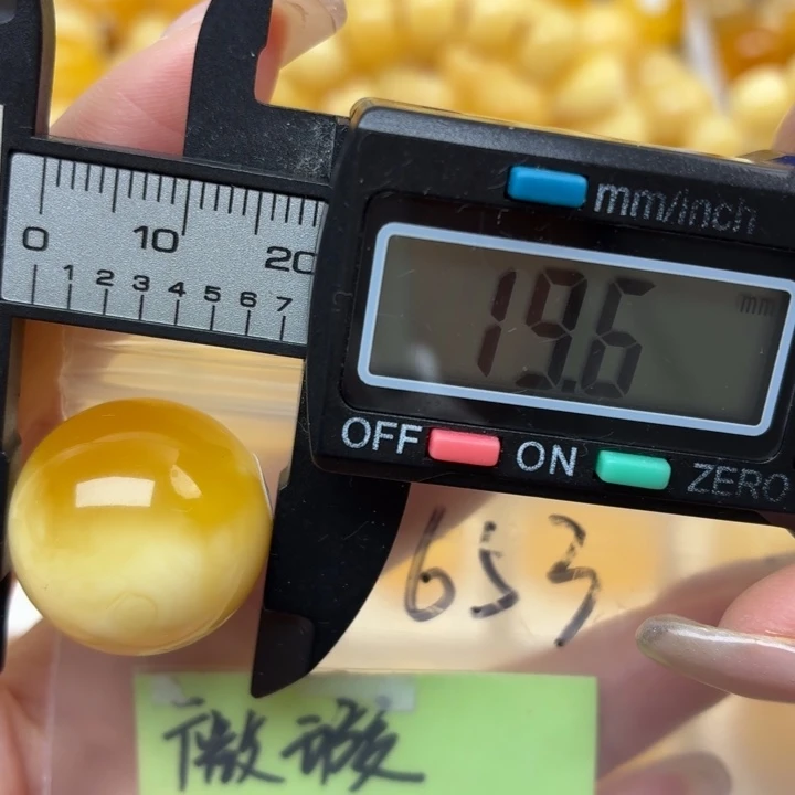 栗***子蜜蜡未镶嵌裸石微瑕